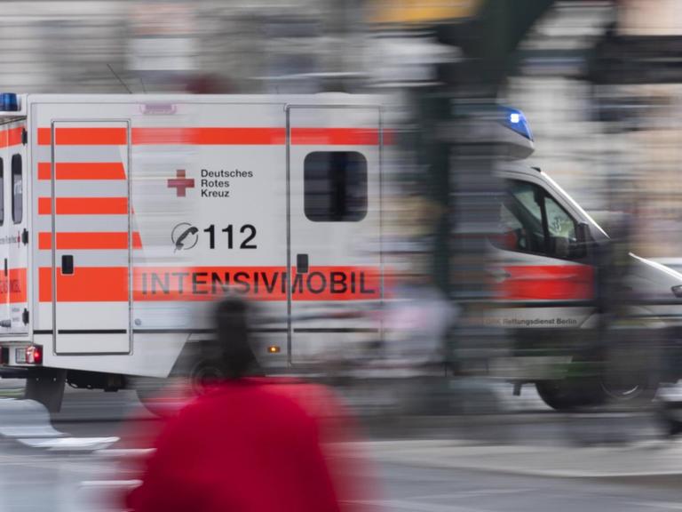 Rettungswagen des DRK fährt mit Sondersignalen durch Berlin