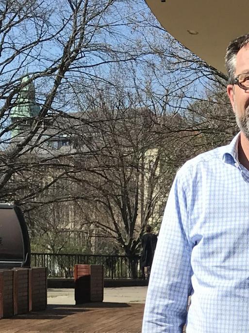 Stefan Schneck, Inhaber des Nola's im Weinbergspark in Berlin-Mitte auf der leeren Sonnenterrasse seines Restaurants.