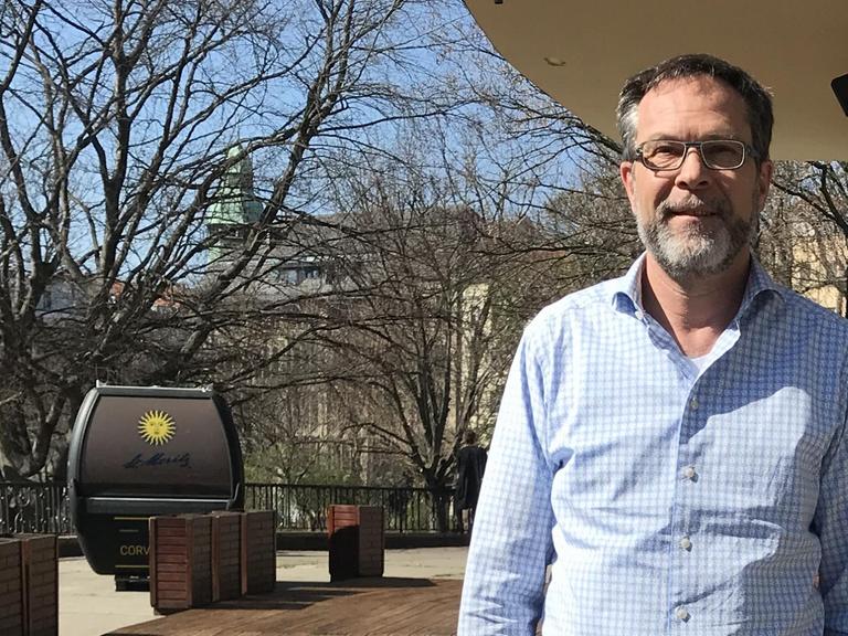Stefan Schneck, Inhaber des Nola's im Weinbergspark in Berlin-Mitte auf der leeren Sonnenterrasse seines Restaurants.