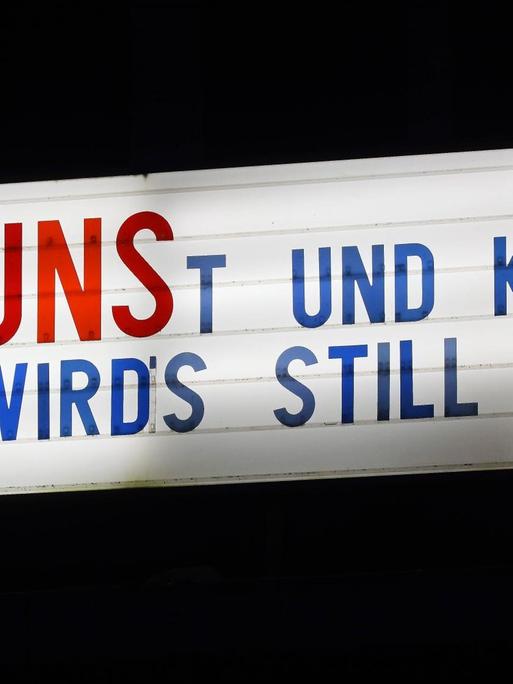 Schriftzug an einer Berliner Kinofassade als Leuchtreklame: "Ohne Kunst und Kultur wirds still."