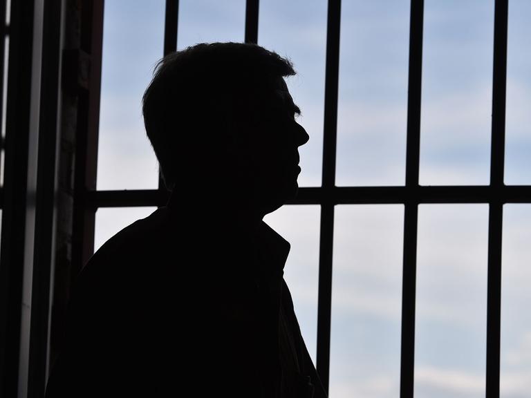 Der ehemalige politische Gefangene Gilbert Furian in einer Gefängniszelle der Gedenkstätte Zuchthaus Cottbus vom Verein Menschenrechtszentrum in Cottbus (Brandenburg).