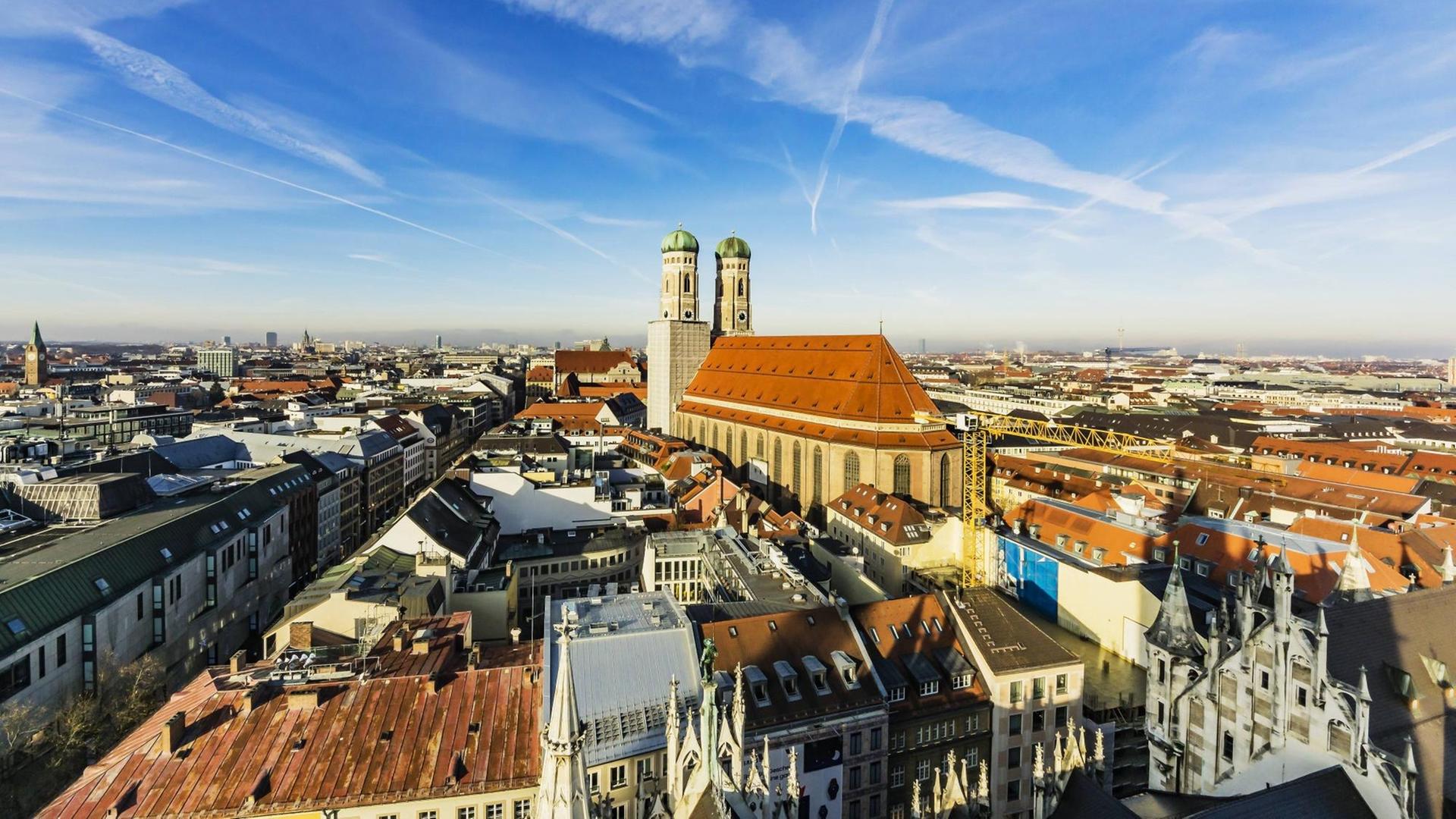 Blick über die Dächer Münchens auf die Frauenkirche.
