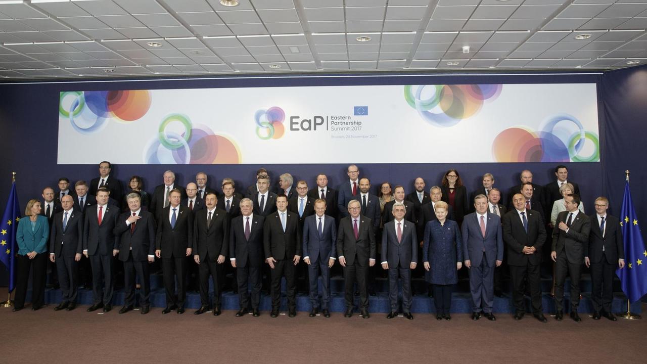 Die Teilnehmer stehen in drei breiten Reihen vor und auf einem Podest. An der wand dahinter ein Schild mit dem EaP-Logo und dem Schriftzug "Eastern Partnership".