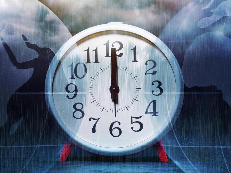 Ein Wecker zeigt auf 12 Uhr und eine Erdkugel ist abgebildet, beides symbolisiert den Klimawandel und den Anstieg des Meeresspiegels.
