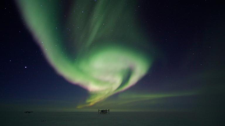 Am Südpol ist es jetzt stockfinster und dort glüht das Polarlicht am Himmel (IceCube)