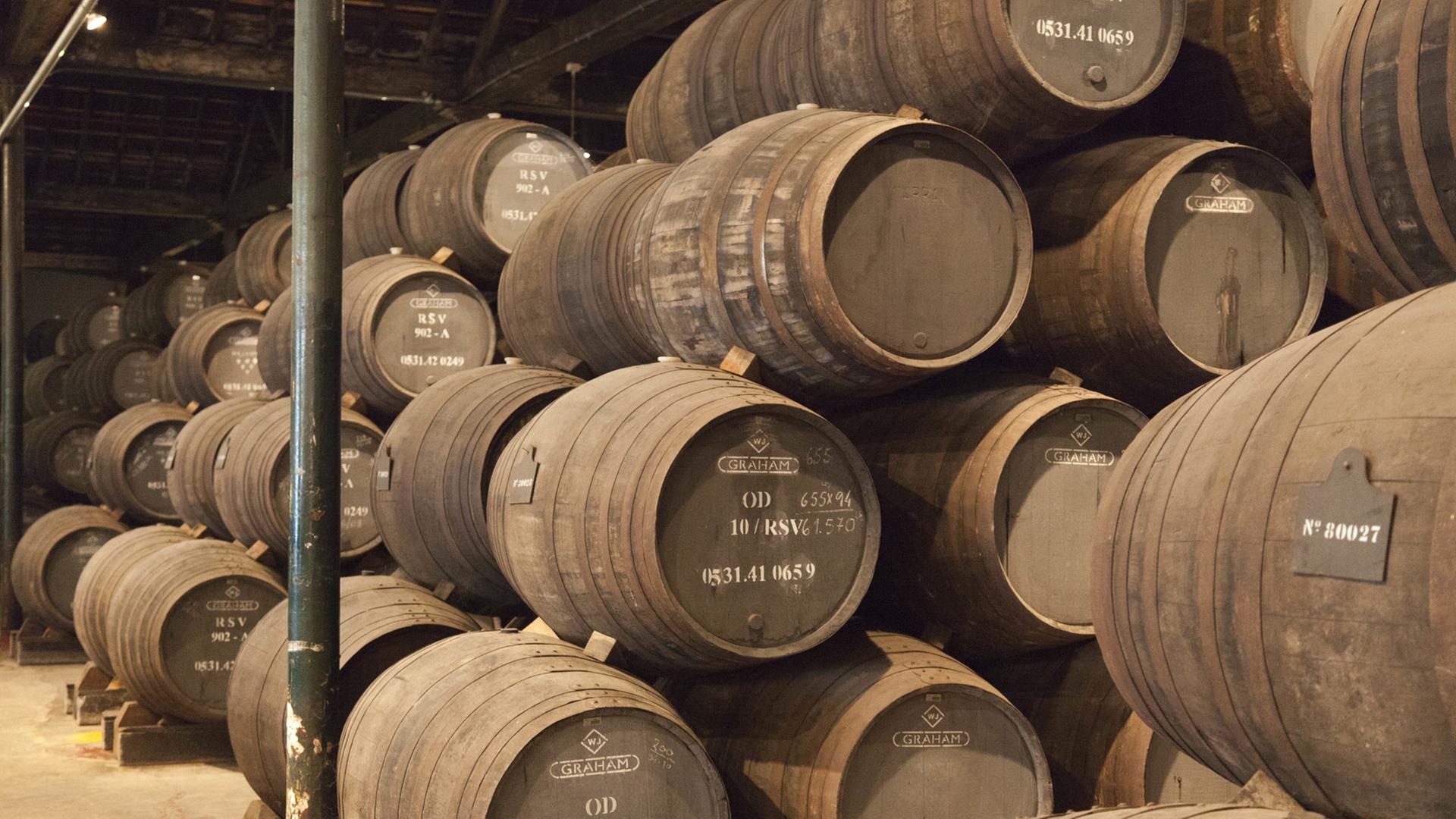 Blick in eine Kellerei: Portwein reift in Eichenfässern in der portugiesischen Stadt Porto.