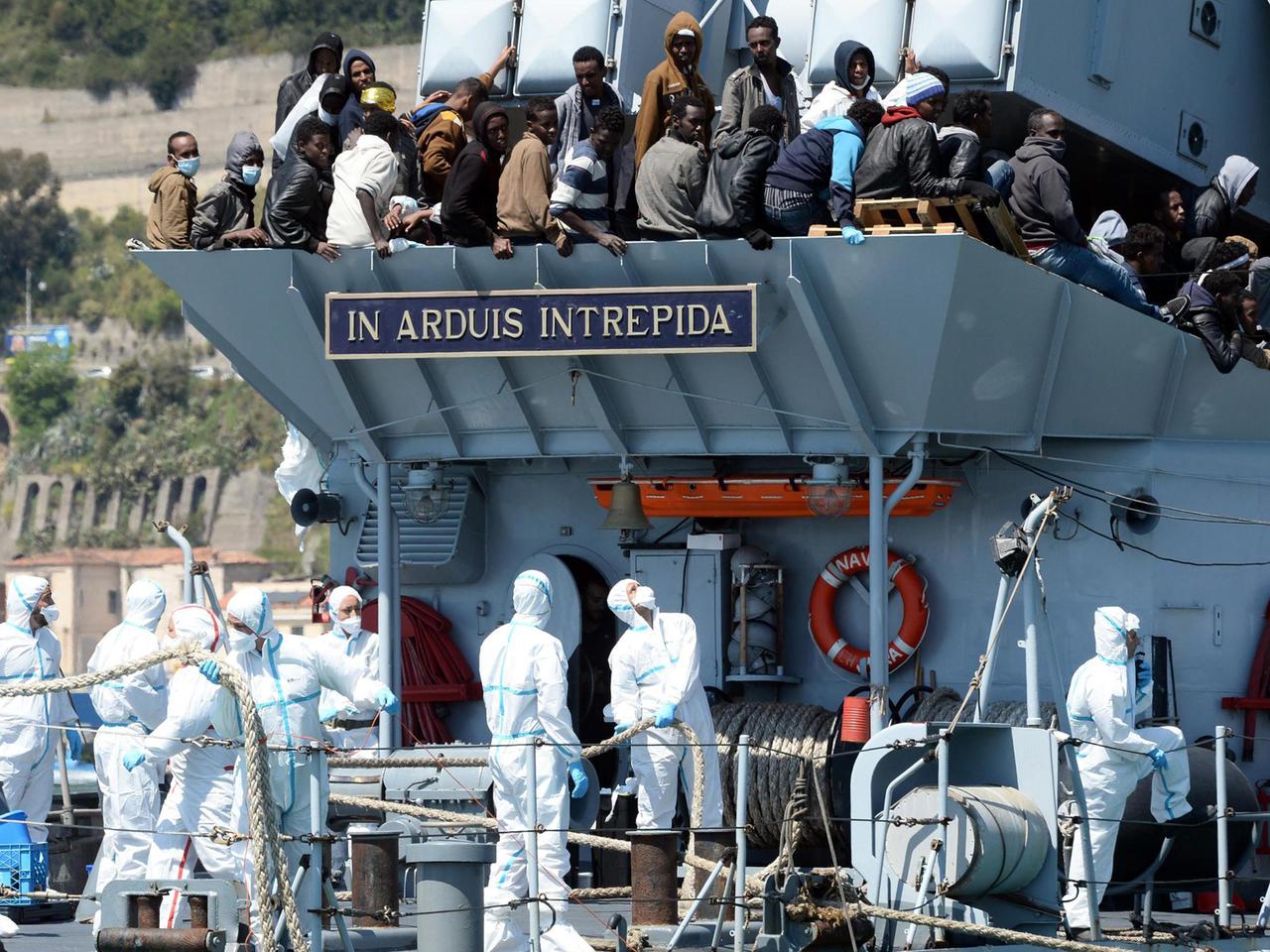 Aus dem Mittelmeer gerettete Flüchtlinge kommen an Bord eines italienischen Marineschiffes in Salerno an.