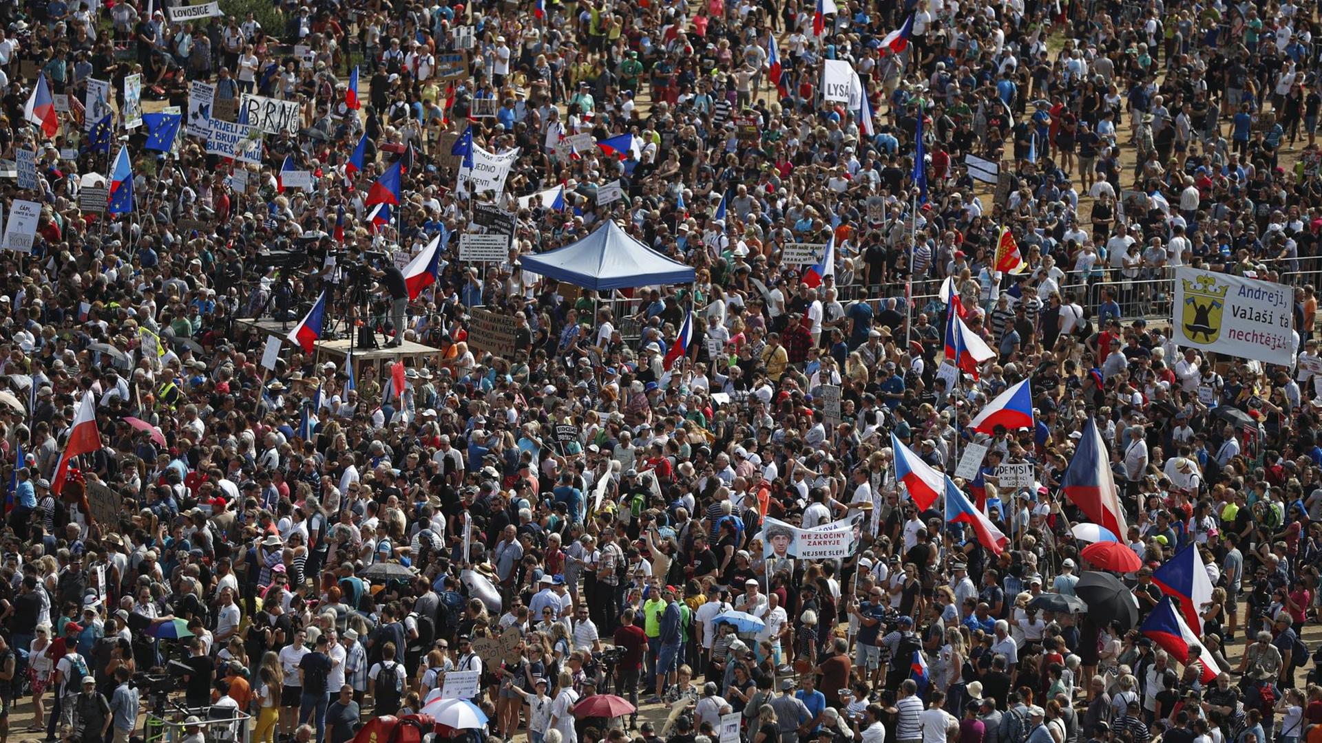 Hunderttausende demonstrieren in Prag gegen die tschechische Regierung