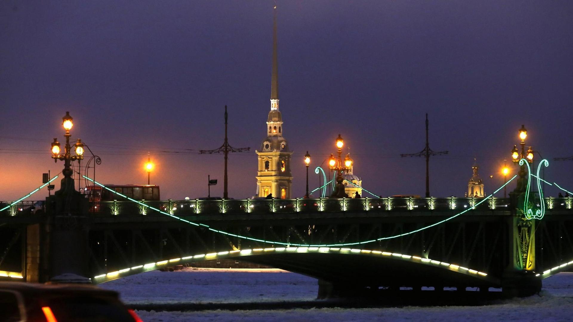 St. Petersburg in Russland. Hier mit der Troizki-Brücke.