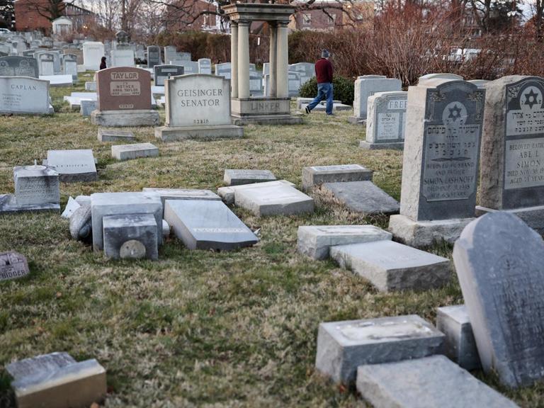 Vandalisierte Grabsteine auf dem jüdischen Mount Carmel Friedhof in Philadelphia im US-Bundesstaat Pennsylvania am 26. Februar 2017.
