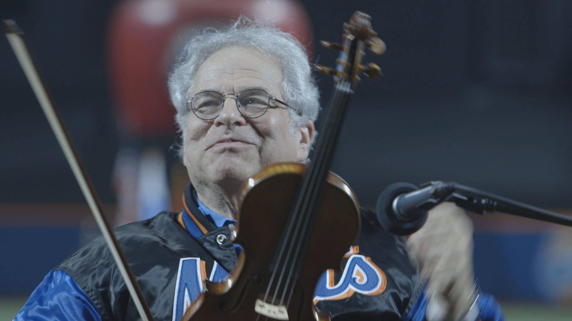 Itzhak Perlman bei seinem Geigenspiel im Stadion.