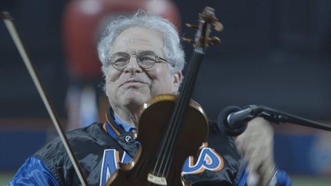 Itzhak Perlman bei seinem Geigenspiel im Stadion.