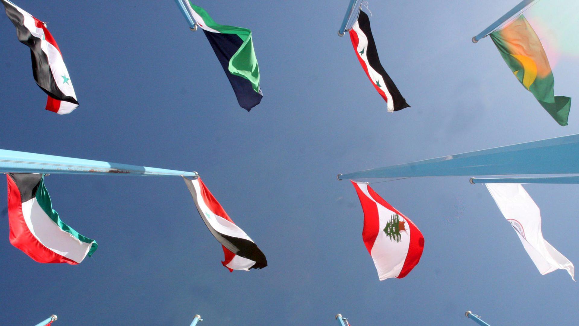 Flaggen von Mitgliedsländern der Arabischen Liga