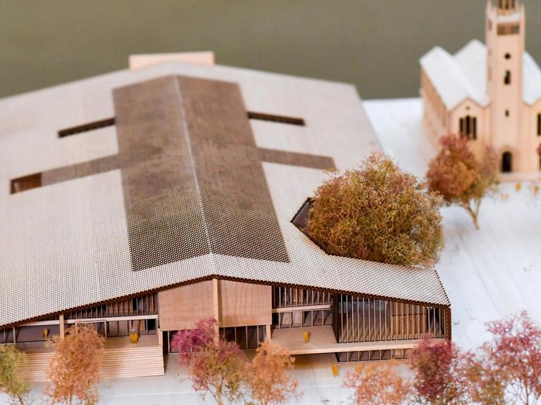 Das Modell des Siegerentwurfs des Basler Architekturbüros Herzog und de Meuron für das Museum des 20. Jahrhunderts (auch "Museum der Moderne") am Kulturforum wird auf einem Pressetermin im Staatlichen Institut für Musikforschung vorgestellt.