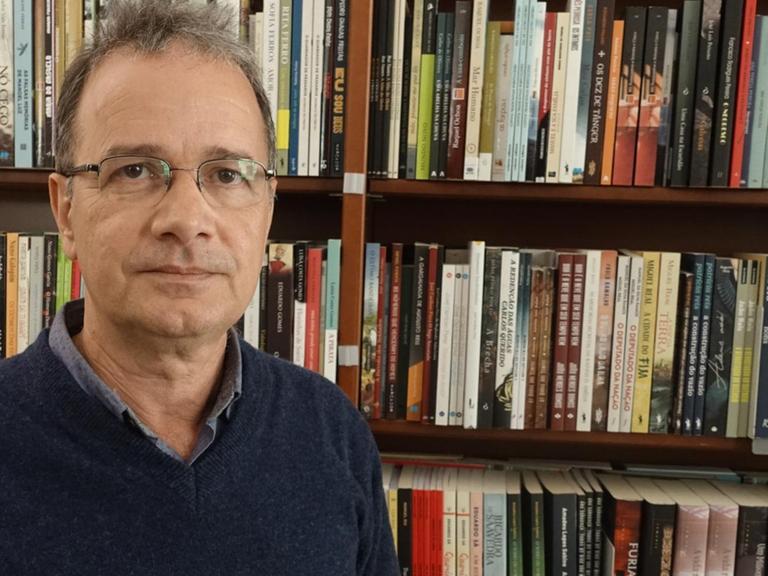Der brasilianische Schriftsteller Ronaldo Cagiano in Lissabon