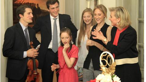 Farbfoto eines gestellten Fotos von dem Geiger Lorenzo Gatto mit der Belgischen Königlichen Familie, 2012 in Brüssel
