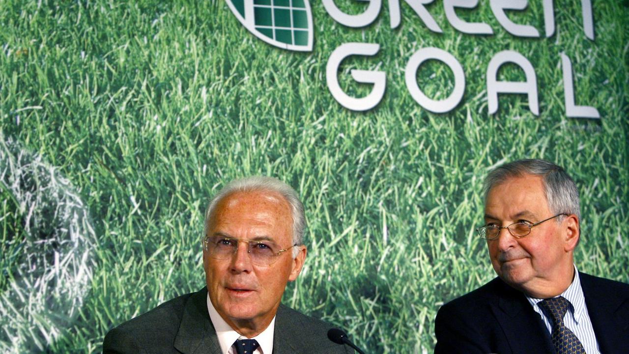 Franz Beckenbauer (l). und Klaus Töpfer stellen das Projekt Green Goal für die Fußball-WM 2006 vor.