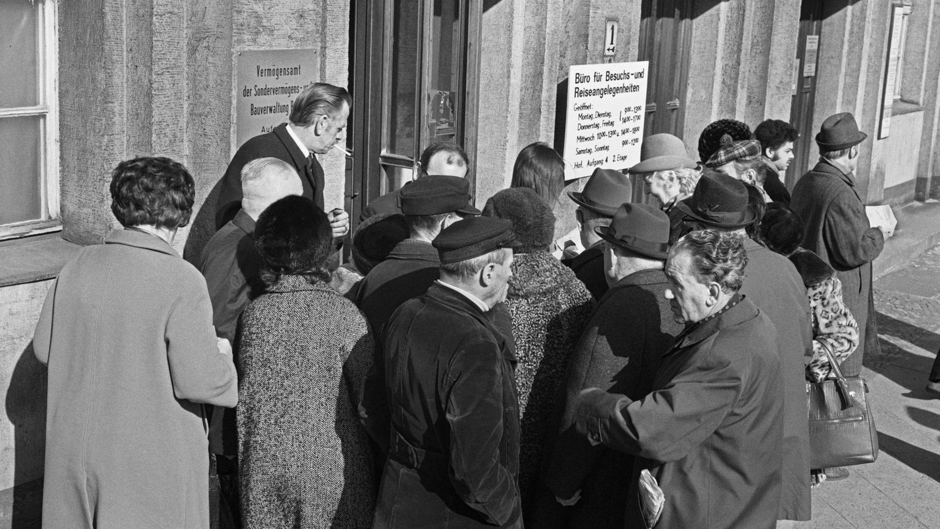 Das Foto zeigt eine Warteschlange vor dem Büro für Besuchs- und Reiseangelegenheiten in der Berliner Jebenstraße 1972. Das Foto zeigt eine Warteschlange vor dem Büro für Besuchs- und Reiseangelegenheiten in der Berliner Jebenstraße 1972.