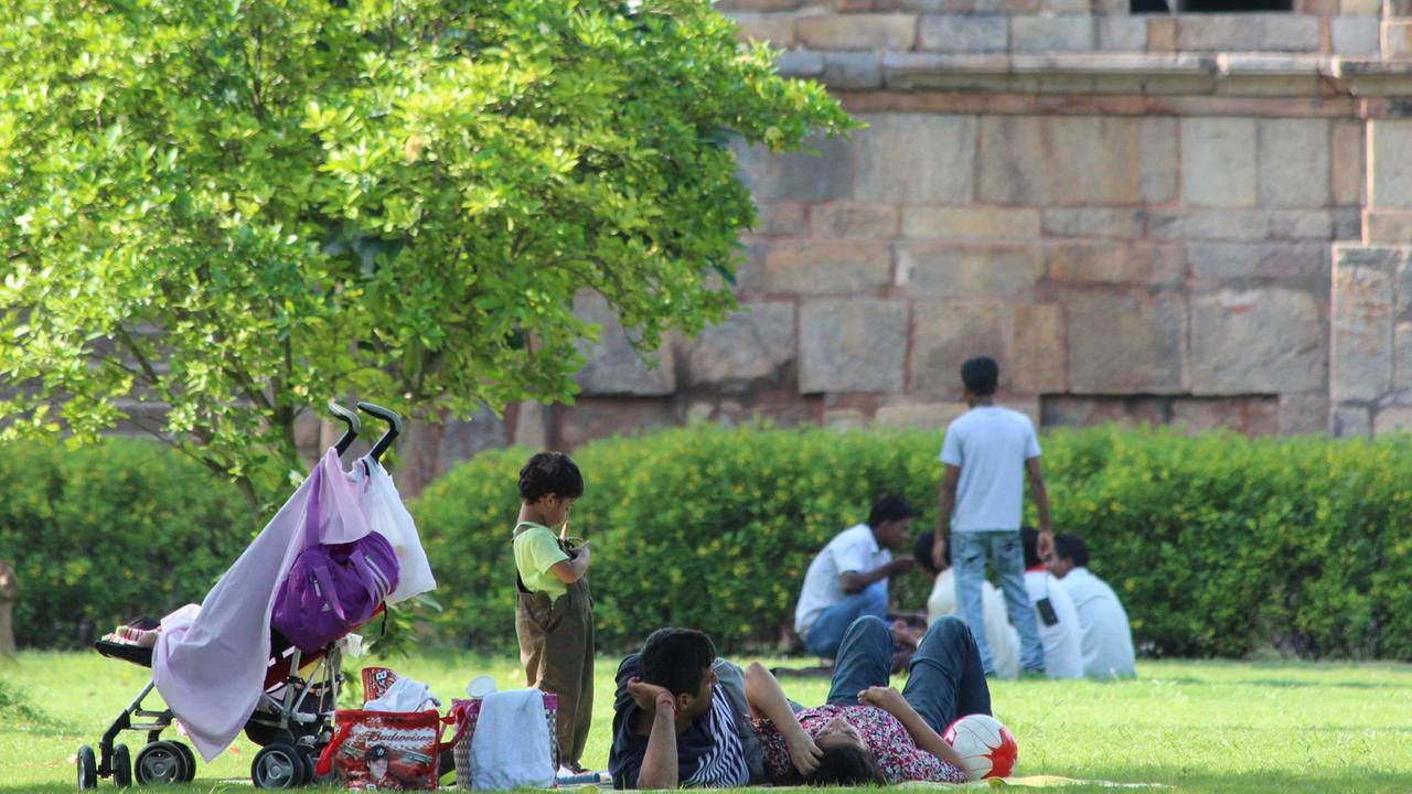 Menschen in einem Park in Neu-Delhi
