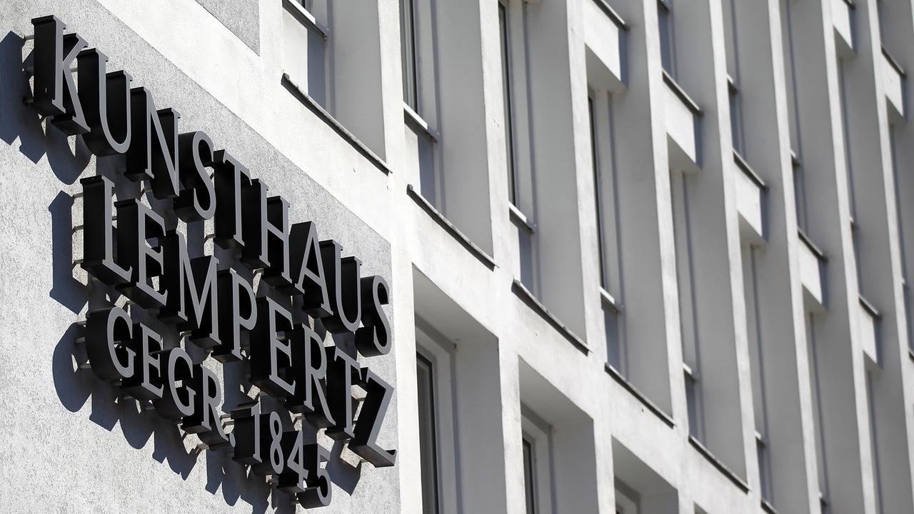 Die Fassade des Auktionshauses Lempertz mit Namensschriftzug in Köln (aufgenommen 2010)