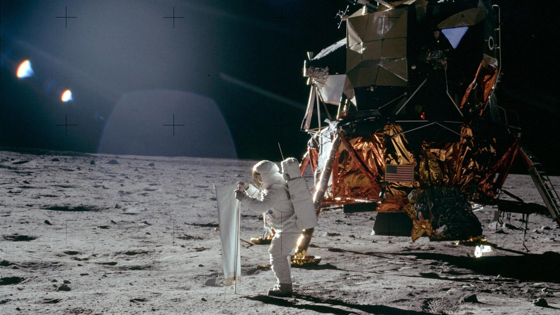 Noch vor dem Aufstellen der Flagge: Buzz Aldrin entrollt das Sonnenwind-Experiment auf dem Mond