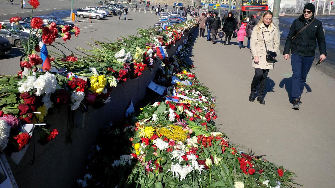 Ein Blumenmeer für Boris Nemzow - Blick von der Kreml-Brücke in Richtung "Roter Platz" Ein Blumenmeer für Boris Nemzow - Blick von der Kreml-Brücke in Richtung "Roter Platz"