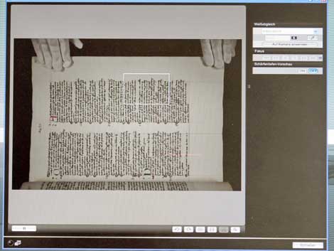Besonders wertvolle Bücher werden Seite für Seite digital fotografiert und am Computer wieder zu einem Buch zusammengefügt.