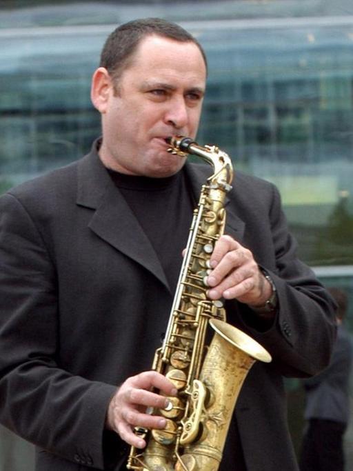 Der israelische Schriftsteller und Jazz-Saxophonist Gilad Atzmon spielt am 9.10.2003 auf der Frankfurter Buchmesse Saxophon.