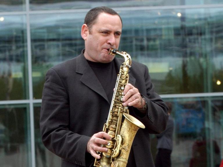 Der israelische Schriftsteller und Jazz-Saxophonist Gilad Atzmon spielt am 9.10.2003 auf der Frankfurter Buchmesse Saxophon.