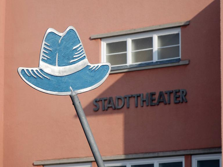 Die Schrift am Luckenwalder Stadttheater liegt im Schatten.