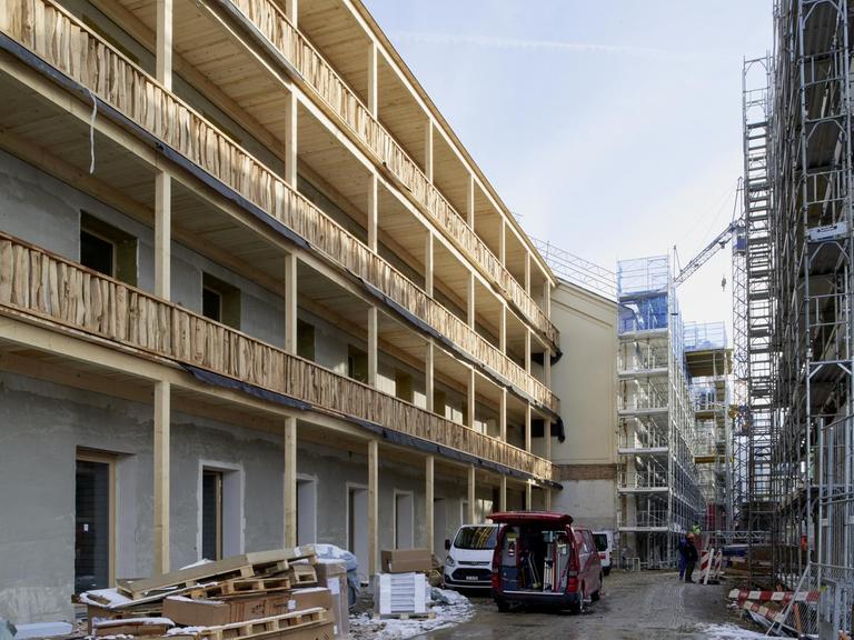Noch eine Baustelle im Rohzustand, aber mit fertigen hölzernen Balkonen: das Wohnatelierhaus Basel in Modularbauweise - entworfen von Architekt Heinrich Degelo