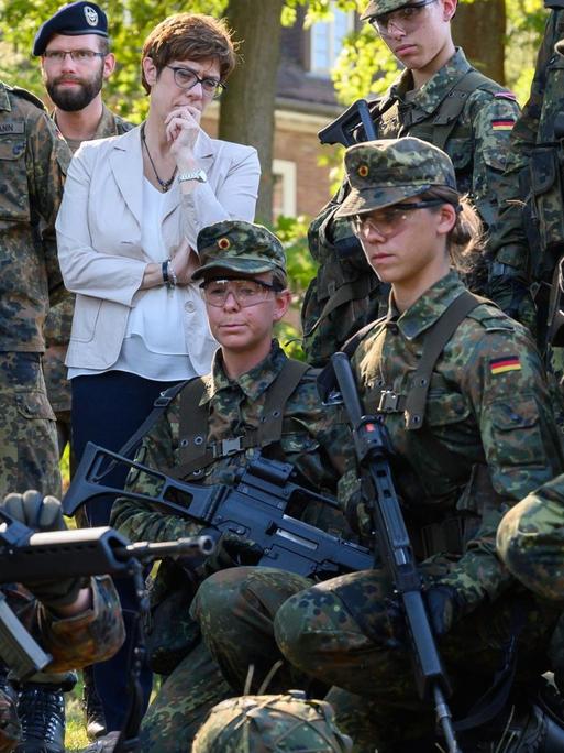 Annegret Kramp-Karrenbauer, neue Bundesverteidigungsministerin, besucht das Feldwebel-Unteroffizieranwärterbataillon 2 und schaut sich eine Übung am Gewehr G36 an.