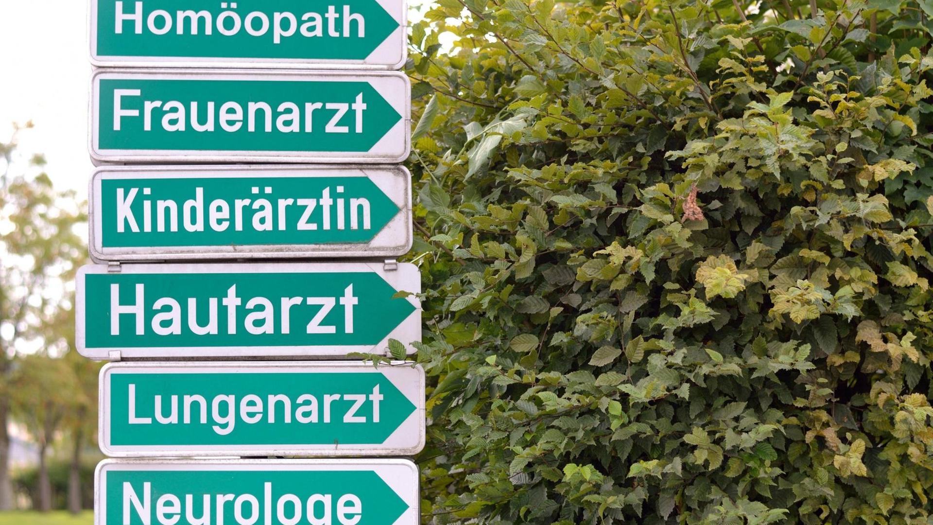 Schilder mit beschrifteten Pfeilen zu Fachärzten wie Homöopath, Kinderärztin oder Neurologe.