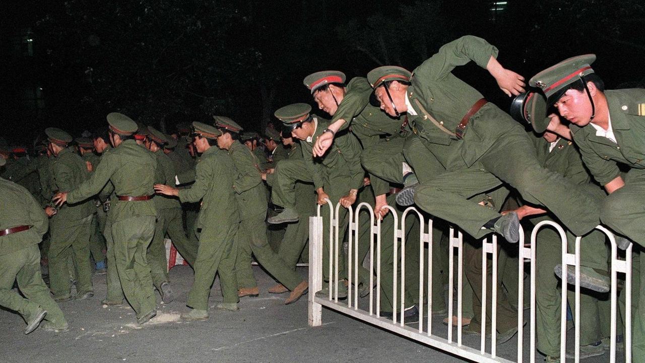 Soldaten der chinesischen Volksbefreiungsarmee beim Sturm auf den Platz des Himmlischen Friedens am 4. Juni 1989.