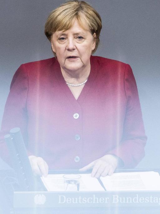 Bundeskanzlerin Angela Merkel spricht an einem Pult im Deutschen Bundestag