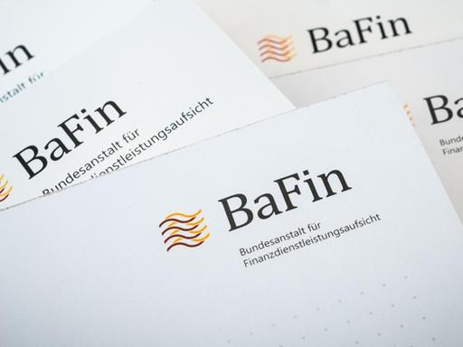 Informationsmaterial mit dem Logo der Bundesanstalt für Finanzdienstleistungsaufsicht BaFin liegen auf einem Tisch