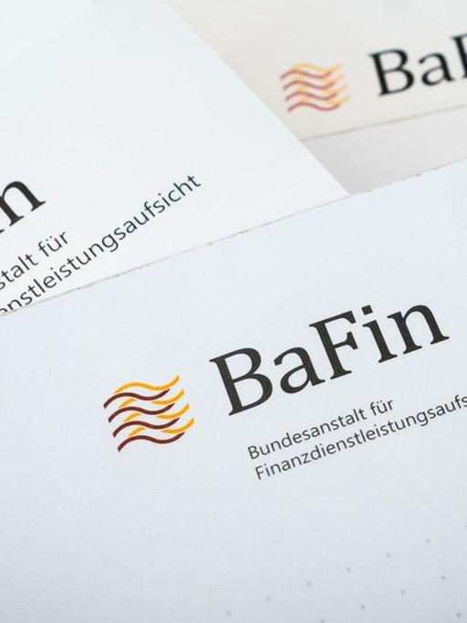 Informationsmaterial mit dem Logo der Bundesanstalt für Finanzdienstleistungsaufsicht BaFin liegen auf einem Tisch