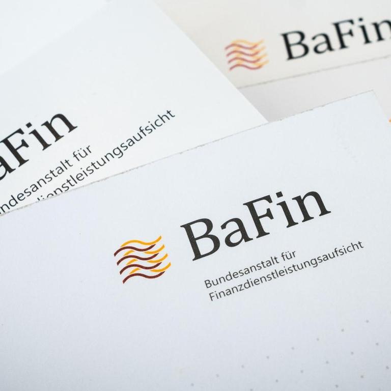 Informationsmaterial mit dem Logo der Bundesanstalt für Finanzdienstleistungsaufsicht BaFin liegen auf einem Tisch
