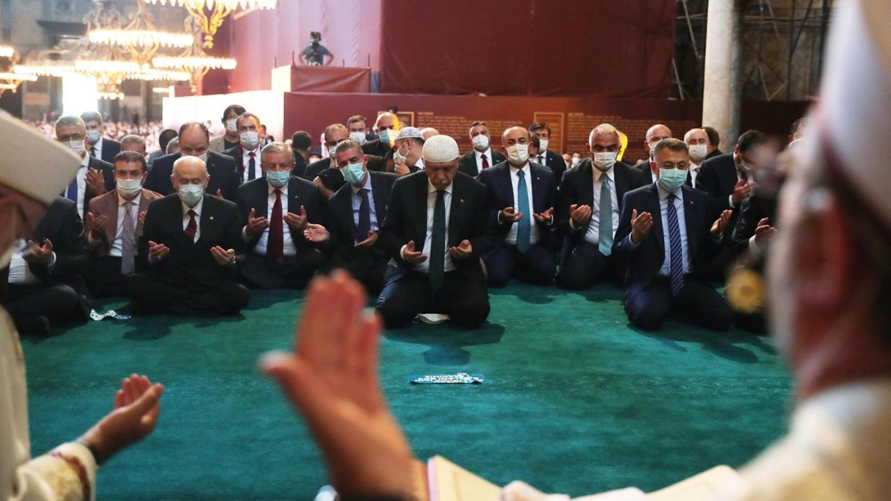 Der türkische Präsident Recep Tayyip Erdogan beim ersten Freitagsgebet in der Hagia Sophia nach der Umwandlung in eine Moschee in Istanbul, am 24. Juli 2020. 
