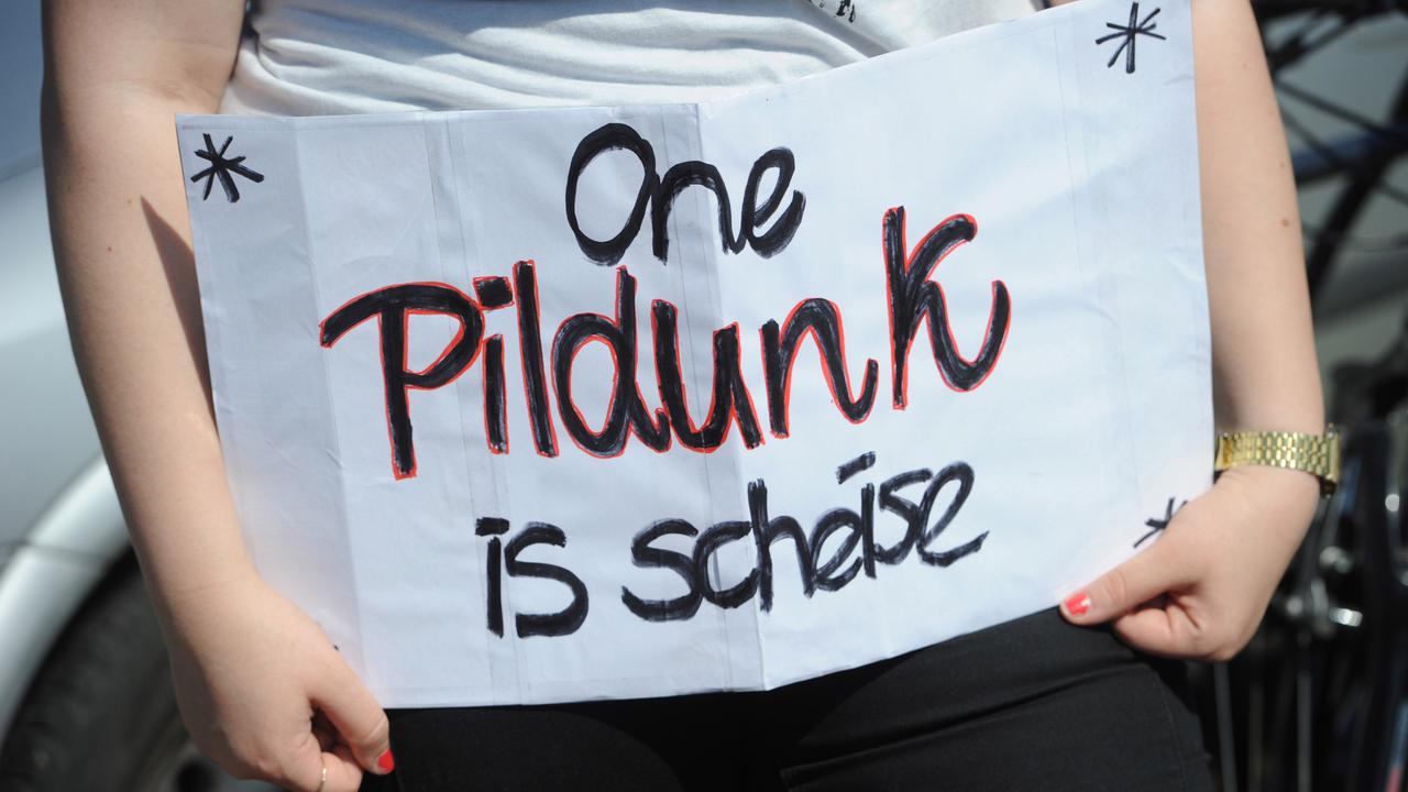 Studenten demonstrieren am 20.05.2014 vor dem Max-Planck-Institut für Plasmaphysik in Greifswald (Mecklenburg-Vorpommern) gegen die Unterfinanzierung der Hochschulen. Auf einem Plakat steht: "One Pildunk is scheise".