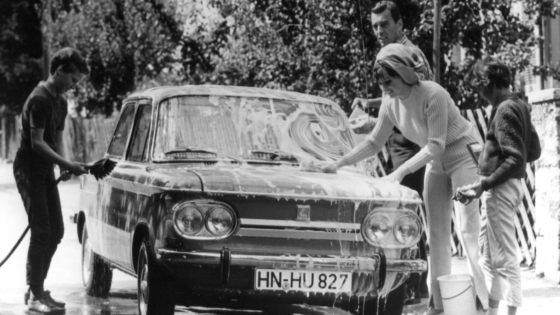 Die Liebe zur individuellen Mobilität: Familie 1967 beim Waschen eines Pkw der Marke NSU.