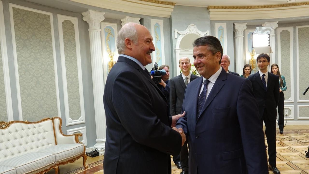 Bundesaußenminister Sigmar Gabriel (SPD, r) wird am 17.01.2017 in Minsk (Weißrussland) vom weißrussischen Präsidenten Alexander Lukaschenko zu einem Gespräch empfangen. Bundesaußenminister Sigmar Gabriel (SPD, r) wird am 17.01.2017 in Minsk (Weißrussland) vom weißrussischen Präsidenten Alexander Lukaschenko zu einem Gespräch empfangen.