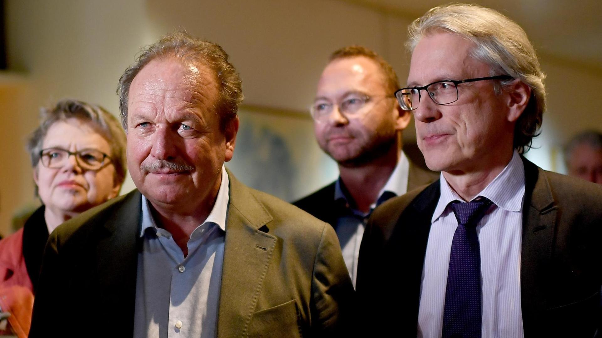 Frank Bsirske (l), Vorsitzender der Gewerkschaft Verdi, und Matthias Kollatz (SPD), Senator für Finanzen Berlin, nach der Einigung in den Tarifverhandlungen für den öffentlichen Dienst der Länder