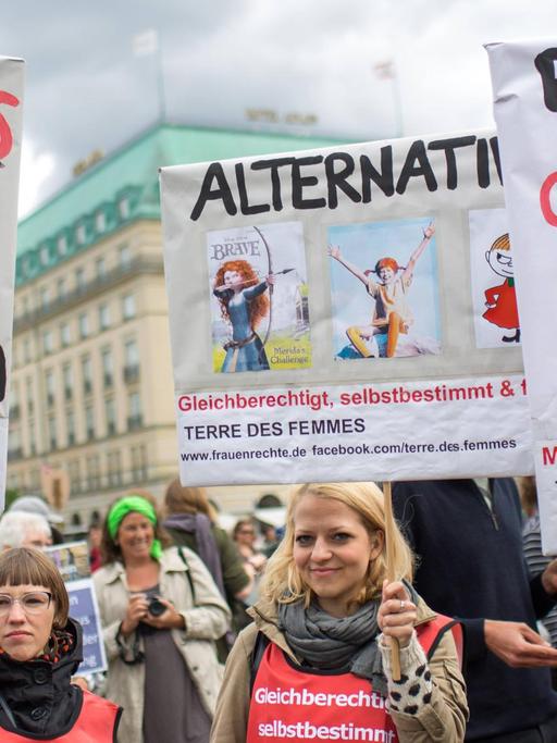 Pinkstinks-Demonstration vor dem Brandenburger Tor gegen Sexismus in der Werbung