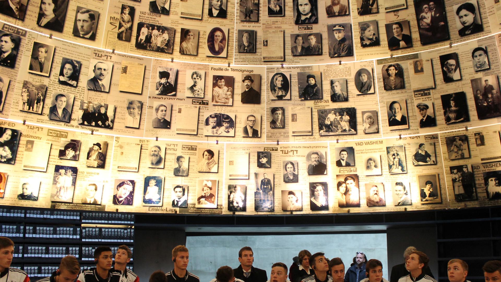 Die deutsche U-18-Nationalmannschaft in der "Halle der Namen" in der Gedenkstätte Yad Vashem in Israel