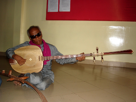 Kong Nay mit seinem Instrument, der Chapei Dong Veng.