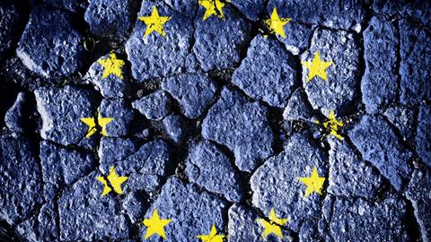 Eine EU-Fahne auf gebrochenem Grund