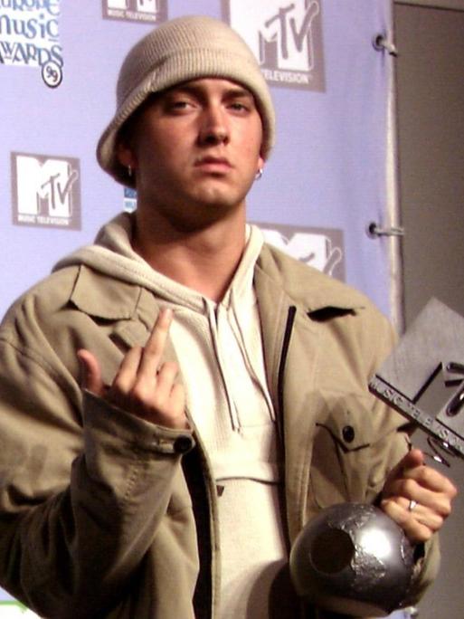 Eminem mit einem Preis von MTV in der Hand