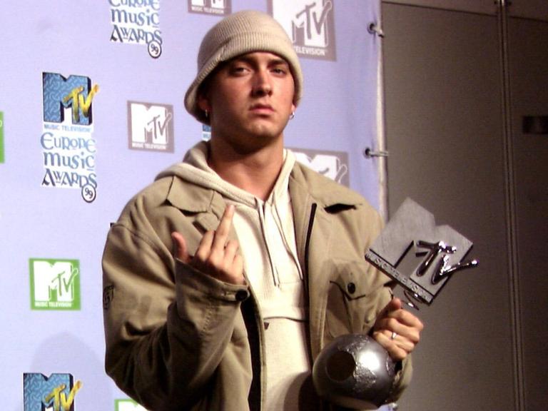 Eminem mit einem Preis von MTV in der Hand