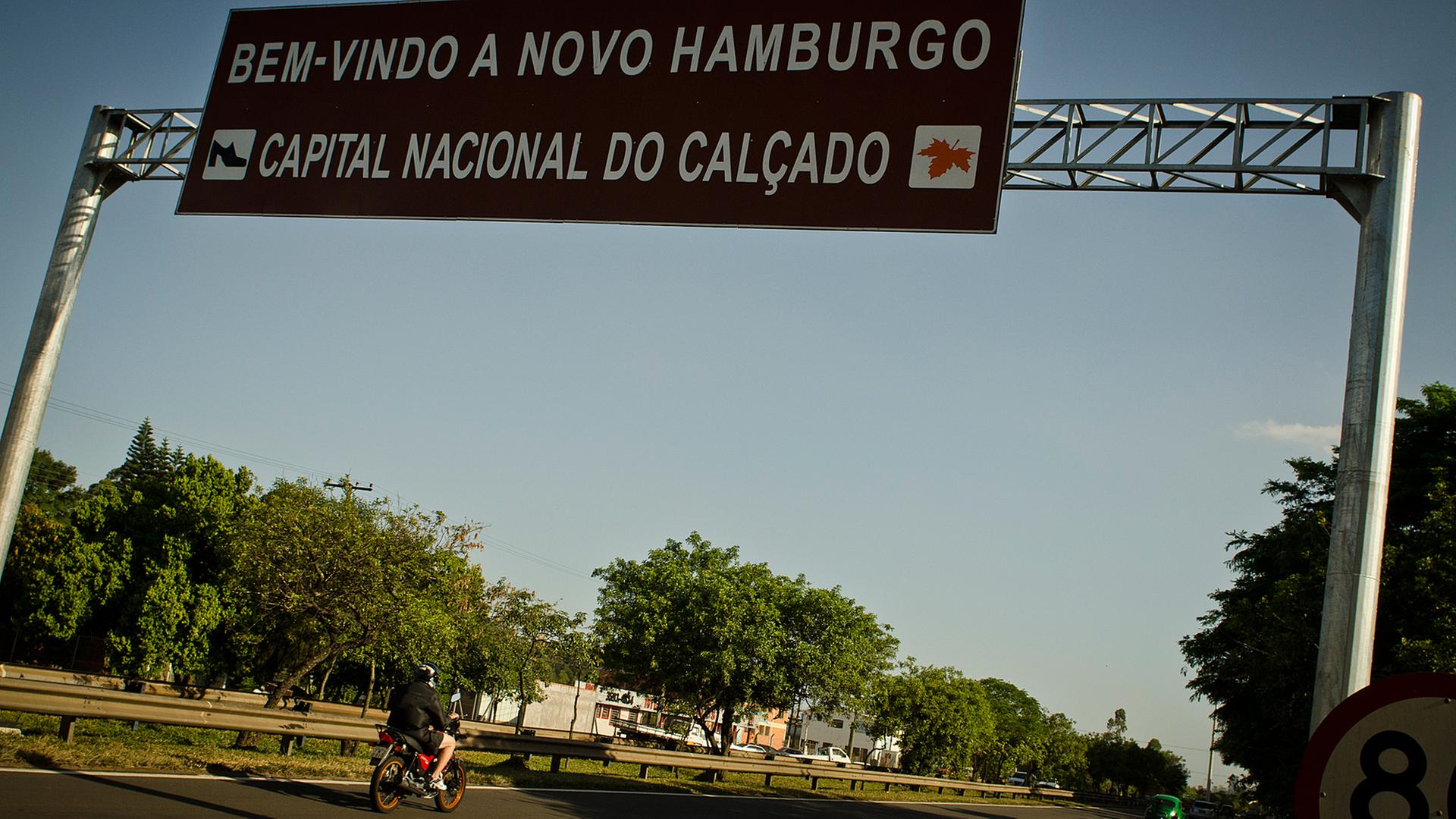 Ortsschild von Neu-Hamburg in Rio Grande do Sul: Spuren deutscher Auswanderer sind in Brasilien gelegentlich zu finden.